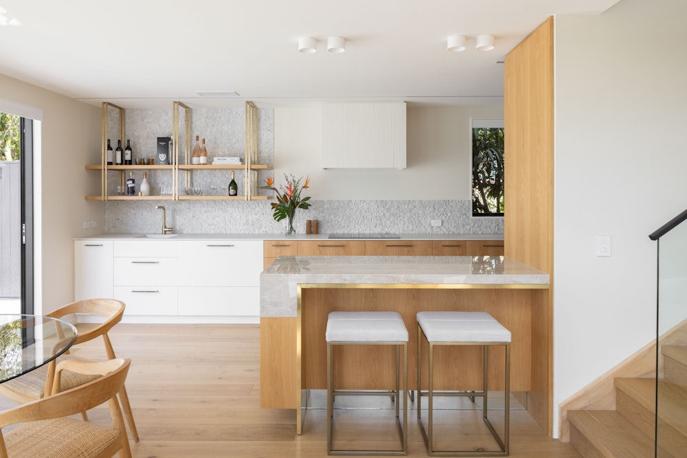 Salón-cocina con escalera de madera. Fotos para que te inspires -  3Presupuestos