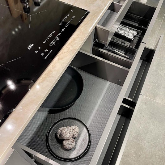 VH-7 kitchen with lacquered cabinets in grey matched with DKTNa Arga worktops