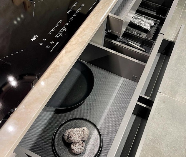 VH-7 kitchen with lacquered cabinets in grey matched with Dektona Arga worktops
