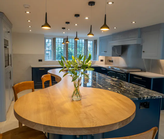 How a curved bespoke island can be the perfect addition to your luxury ...