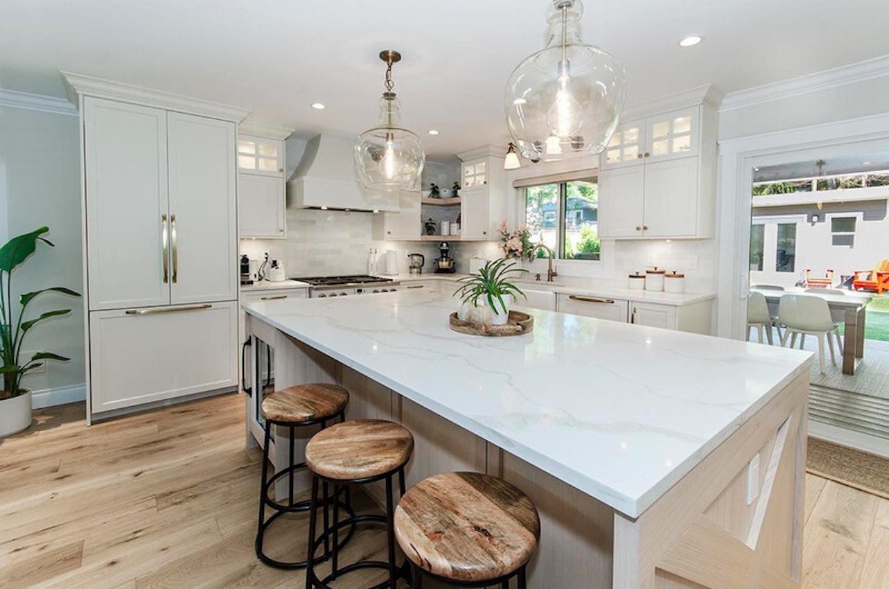 Farmhouse White Rift-Cut Oak Cabinetry