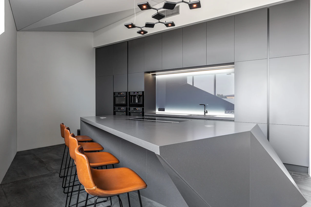 Kitchen island: Silestone⁠