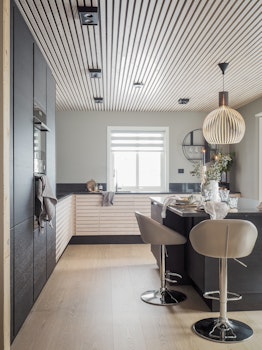 The combination of the dark grey tones with the light wood as contrast