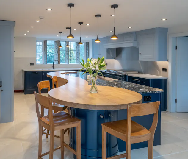 How a curved bespoke island can be the perfect addition to your luxury ...