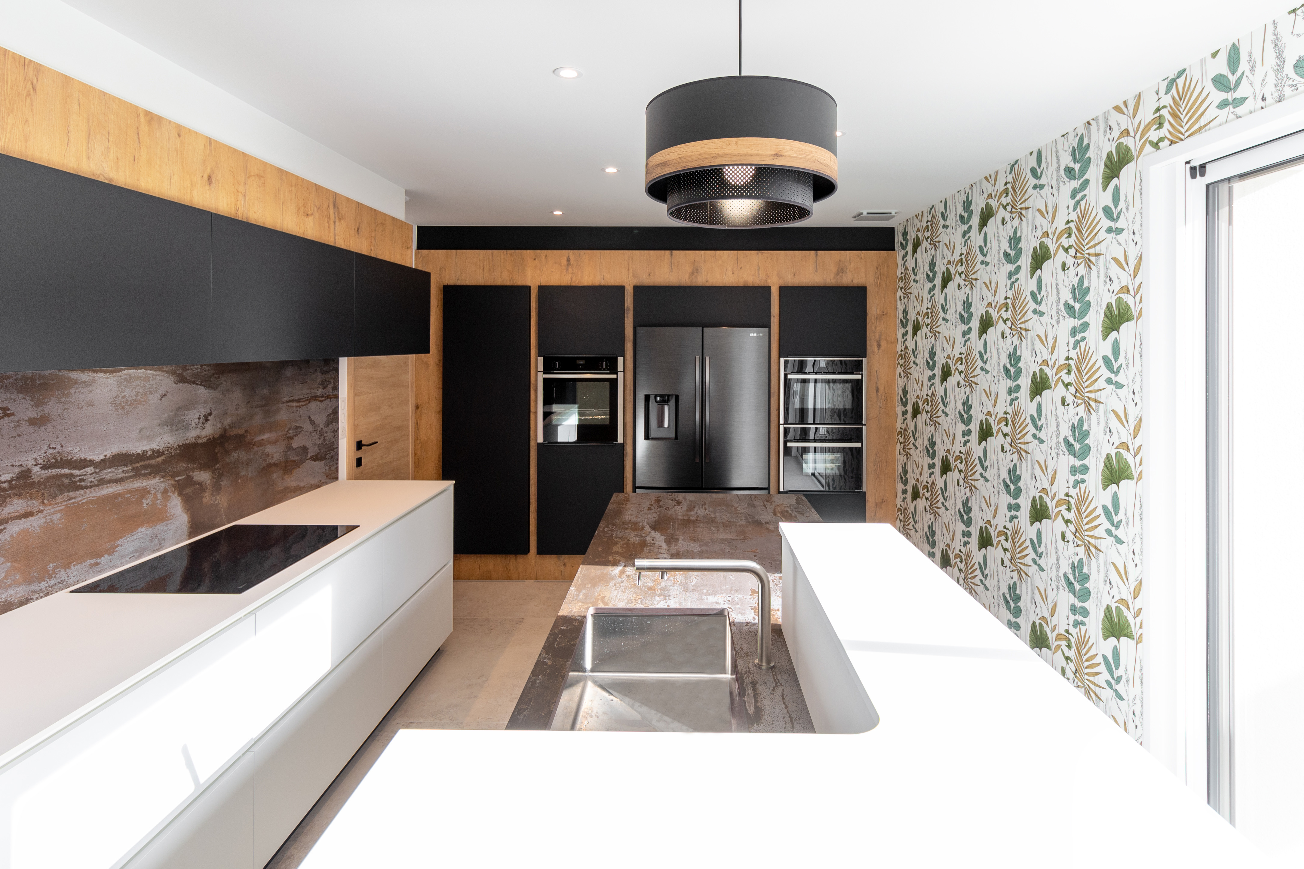 Cuisine contemporaine noire blanche et bois