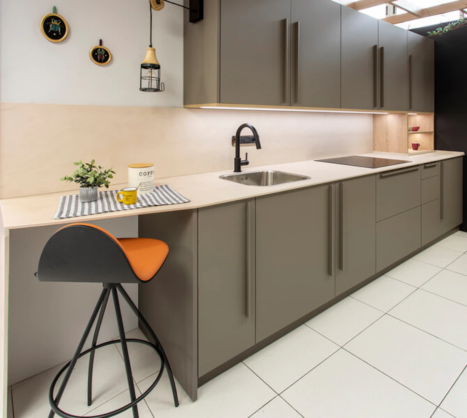 Cocina gris, moderna y cálida