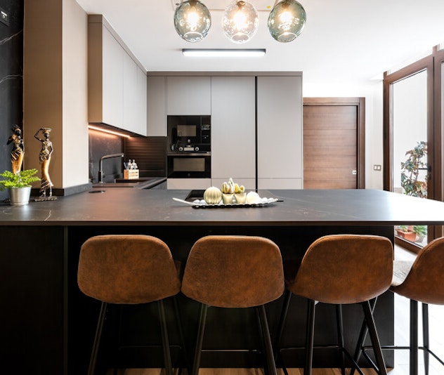 Cocina integrada en salón de diseño moderno y minimalista