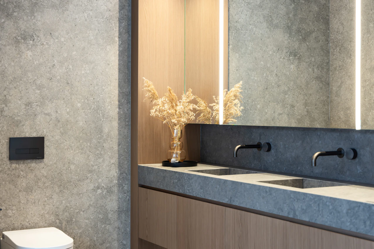 Luxurious Minimalist Bathroom