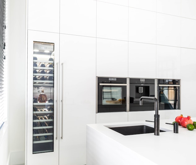Witte minimalistische keuken