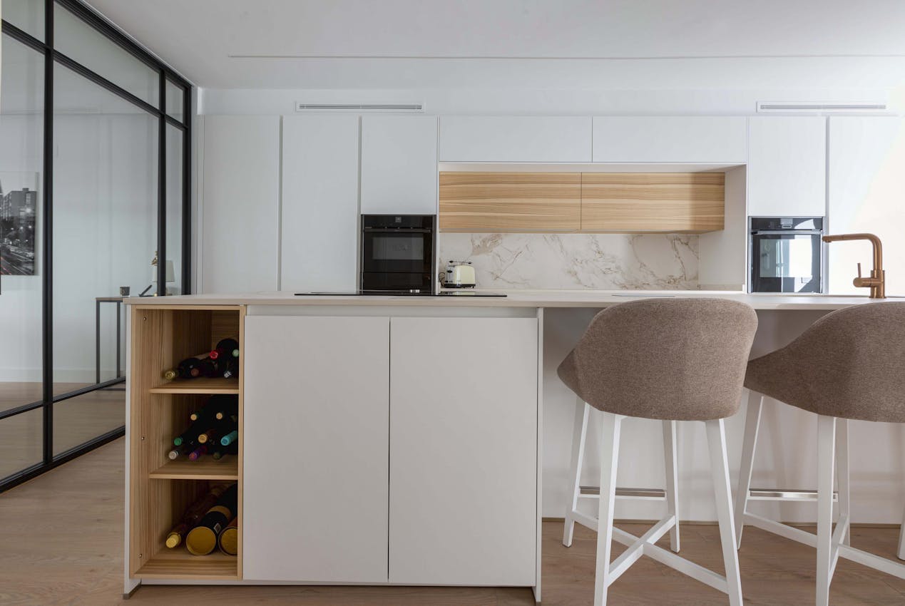 Cocina moderna de revista blanca y madera con isla central - CJR