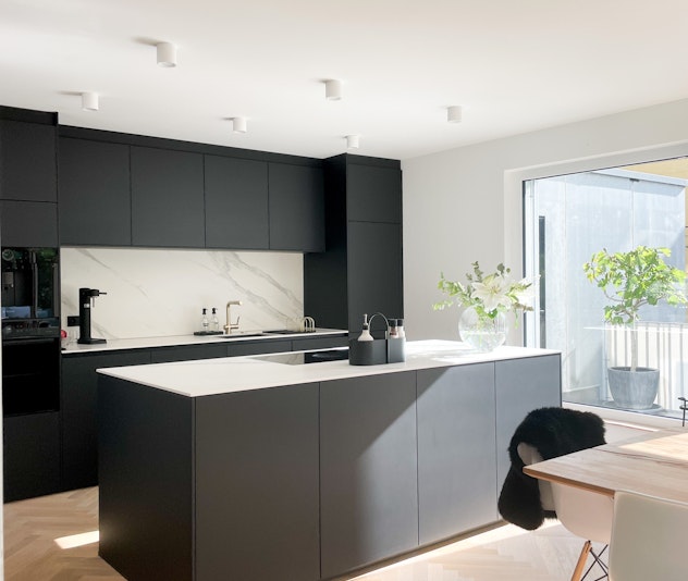 Moderne Schwarze Küche mit Dekton Arbeitsplatte und Spritzschutz