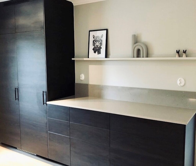 Silestone with black details and design items