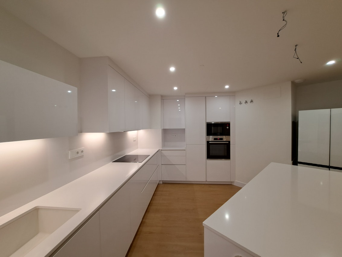 Cocina alto brillo blanco y Silestone