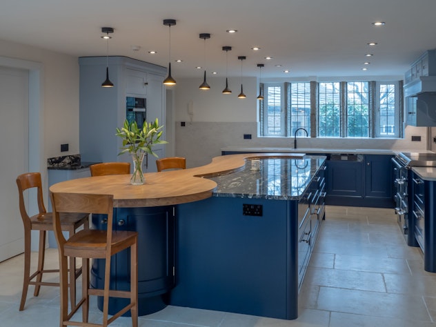 How a curved bespoke island can be the perfect addition to your luxury kitchen.