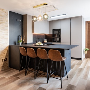 Cocina integrada en salón de diseño moderno y minimalista