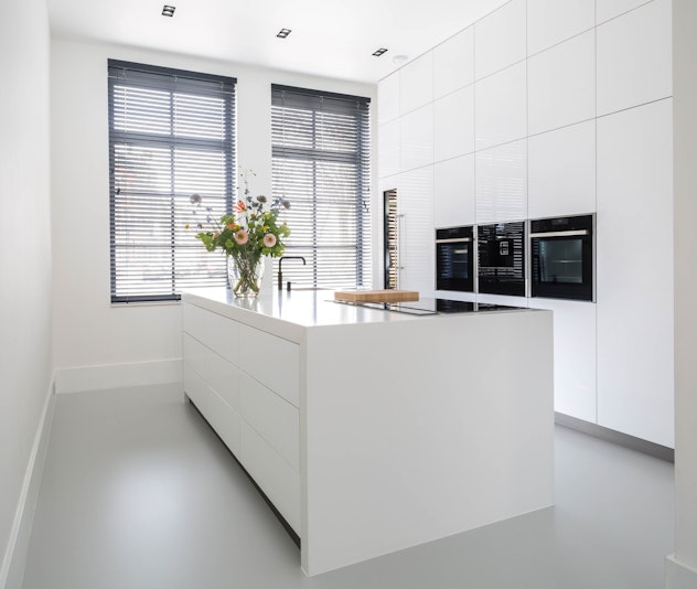 Witte minimalistische keuken