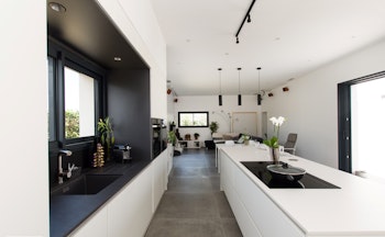 Contrast of black and white in this kitchen