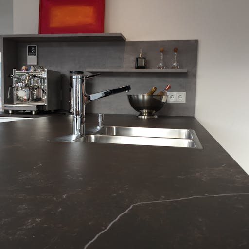 Moderne Küche mit Dekton-Arbeitsplatte im Farbton 