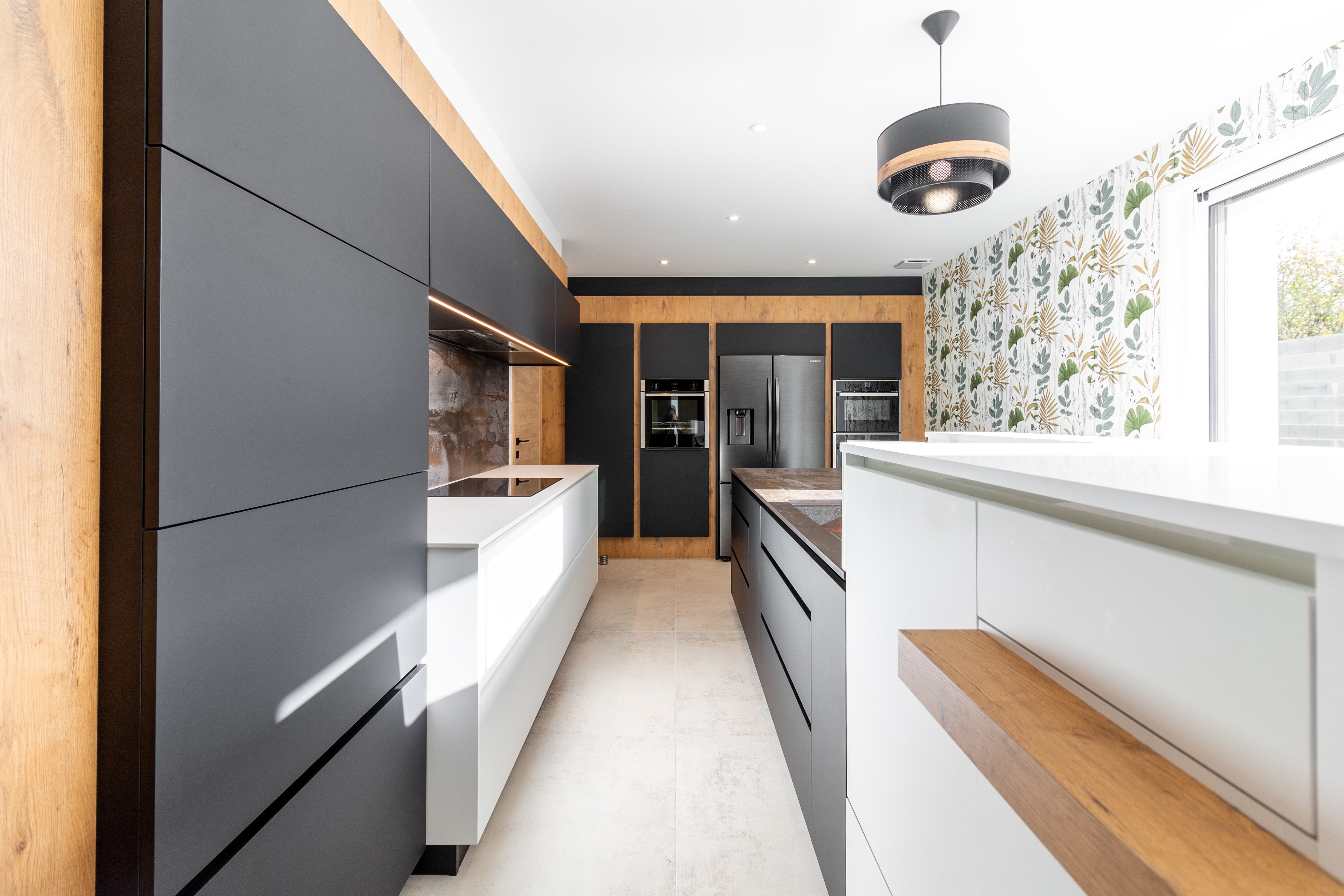 Cuisine contemporaine noire blanche et bois