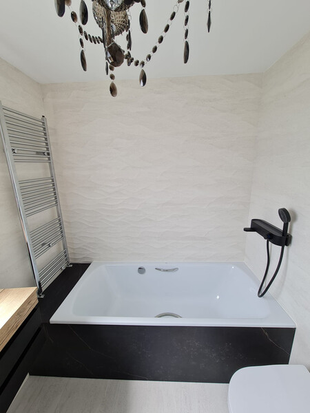 Dekton y madera en este moderno baño