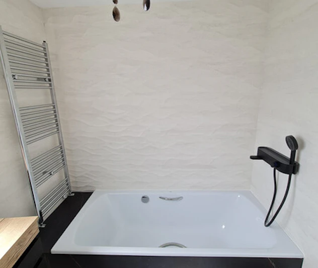Dekton y madera en este moderno baño