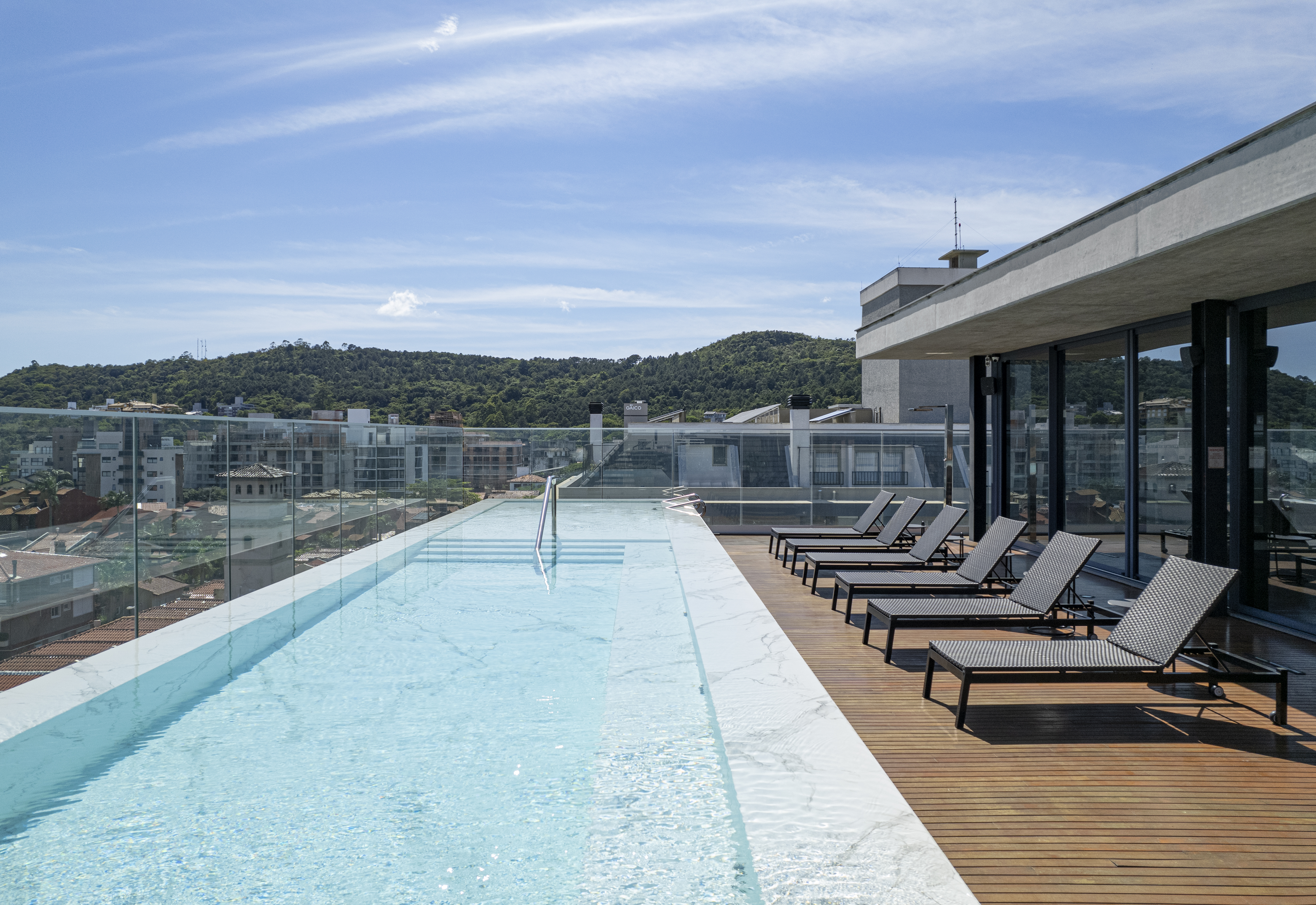 <a target='_blank' href='https://www.cosentino.com/en-ie/inspiration/projects/piscina-rooftop-jurere'>Piscina rooftop Jurere</a> - Jobim Carlevaro Arquitetos