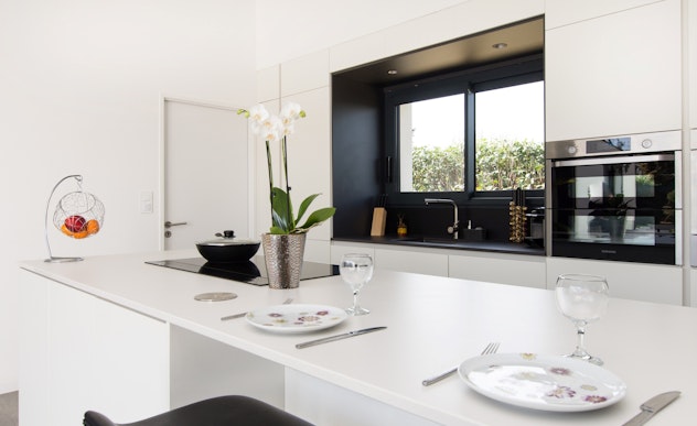 Contrast of black and white in this kitchen