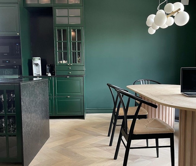 Charming kitchen in dark green and Silestone Corktown as worktops