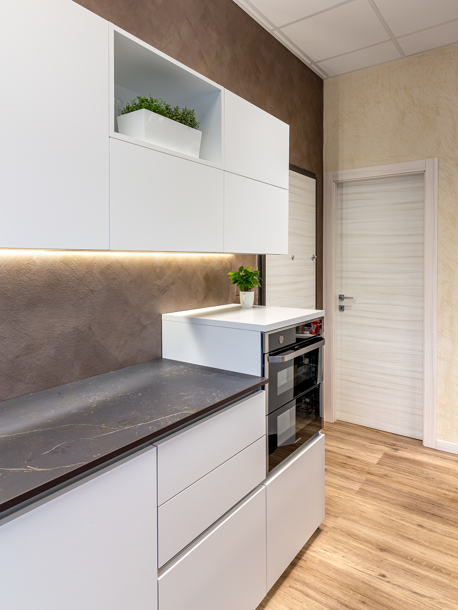 SHOW-ROOM