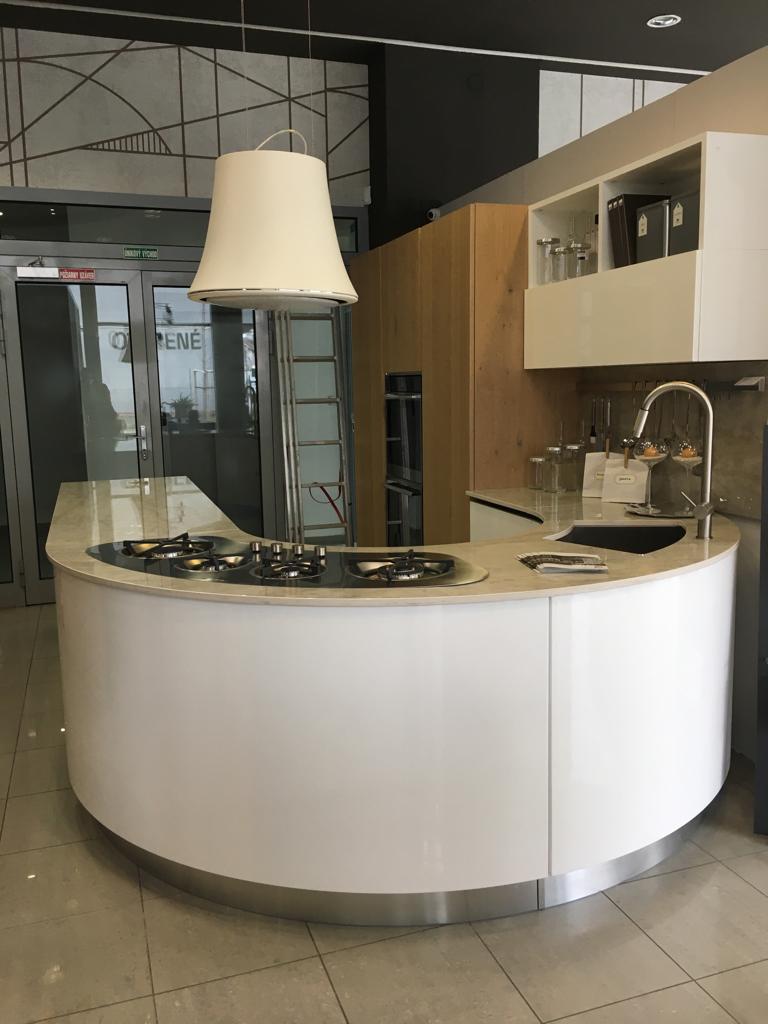 Rounded kitchen with Dekton Arga Countertop