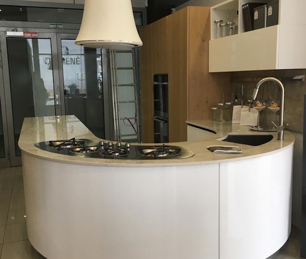 Rounded kitchen with DKTN Arga Countertop