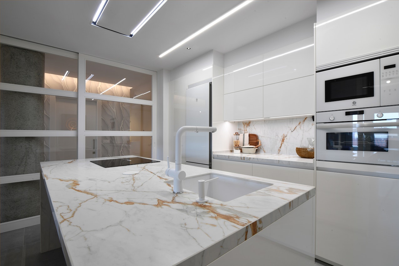 Cocina blanca y madera con isla Dekton, image size:1275x850