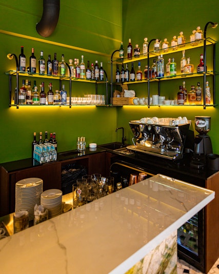 Päris Resto with bar and tables in Dekton