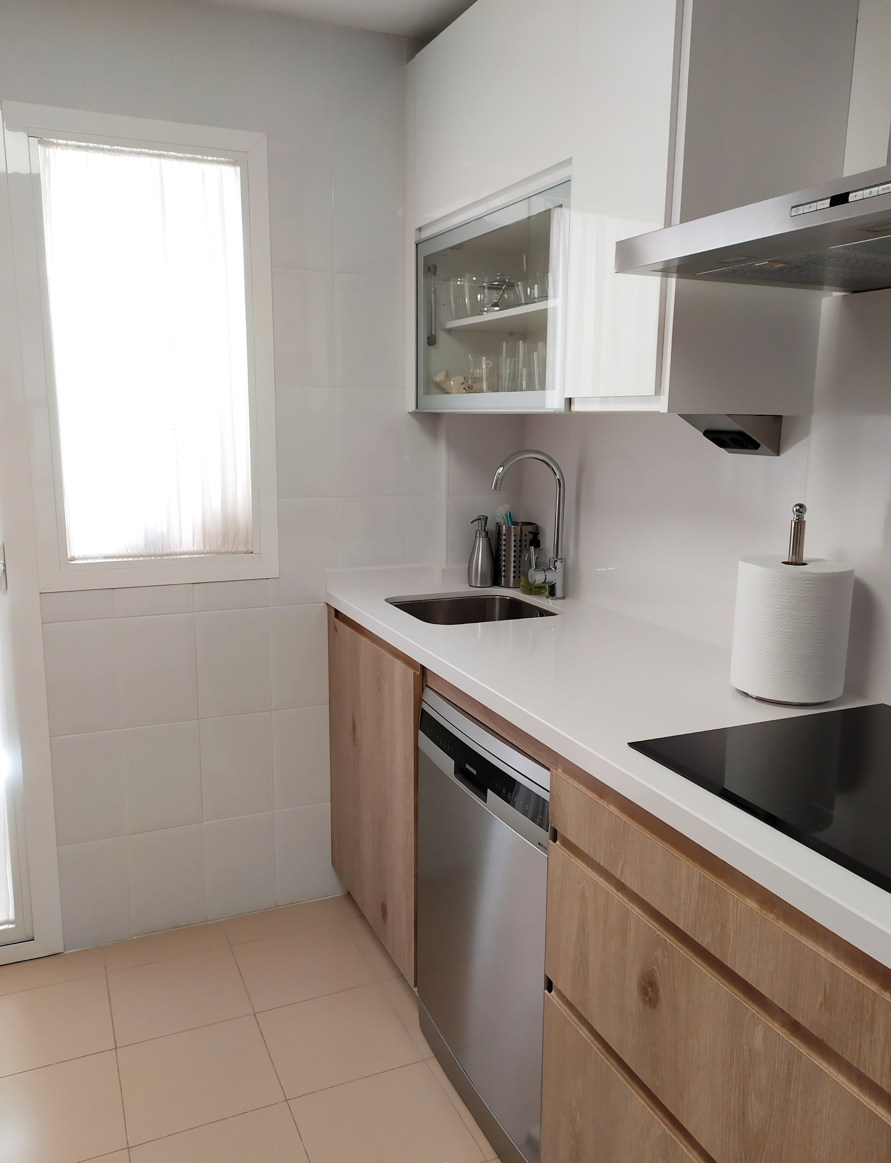 El blanco se adueña de esta cocina
