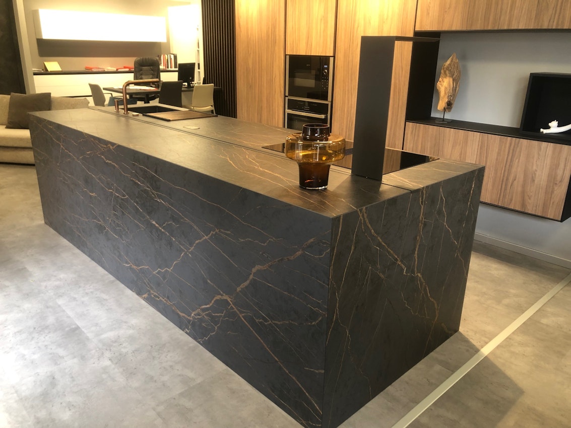 La encimera Dekton Laurent transforma la reforma de una cocina en un  espacio elegante y práctico — Grupo Pefersa