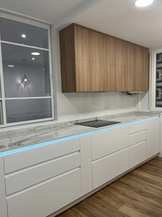 Cocina moderna en blanco