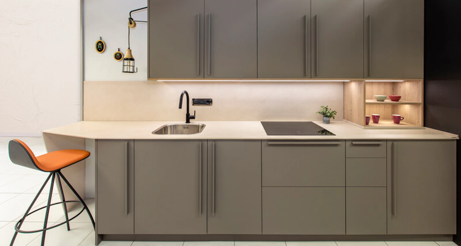 Cocina gris, moderna y cálida