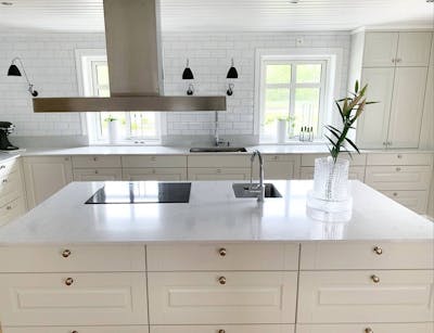 Silestone Lagoon countrystyle white kitchen