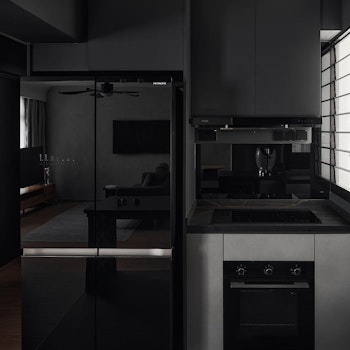 A Dark Kitchen to Fall For