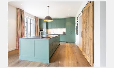 Extravagante Blau/Grüne Küche mit Dekton Kelya Arbeitsplatte