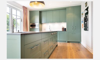 Extravagante Blau/Grüne Küche mit Dekton Kelya Arbeitsplatte