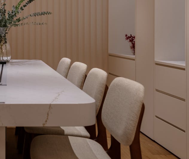 A meeting room table to impress