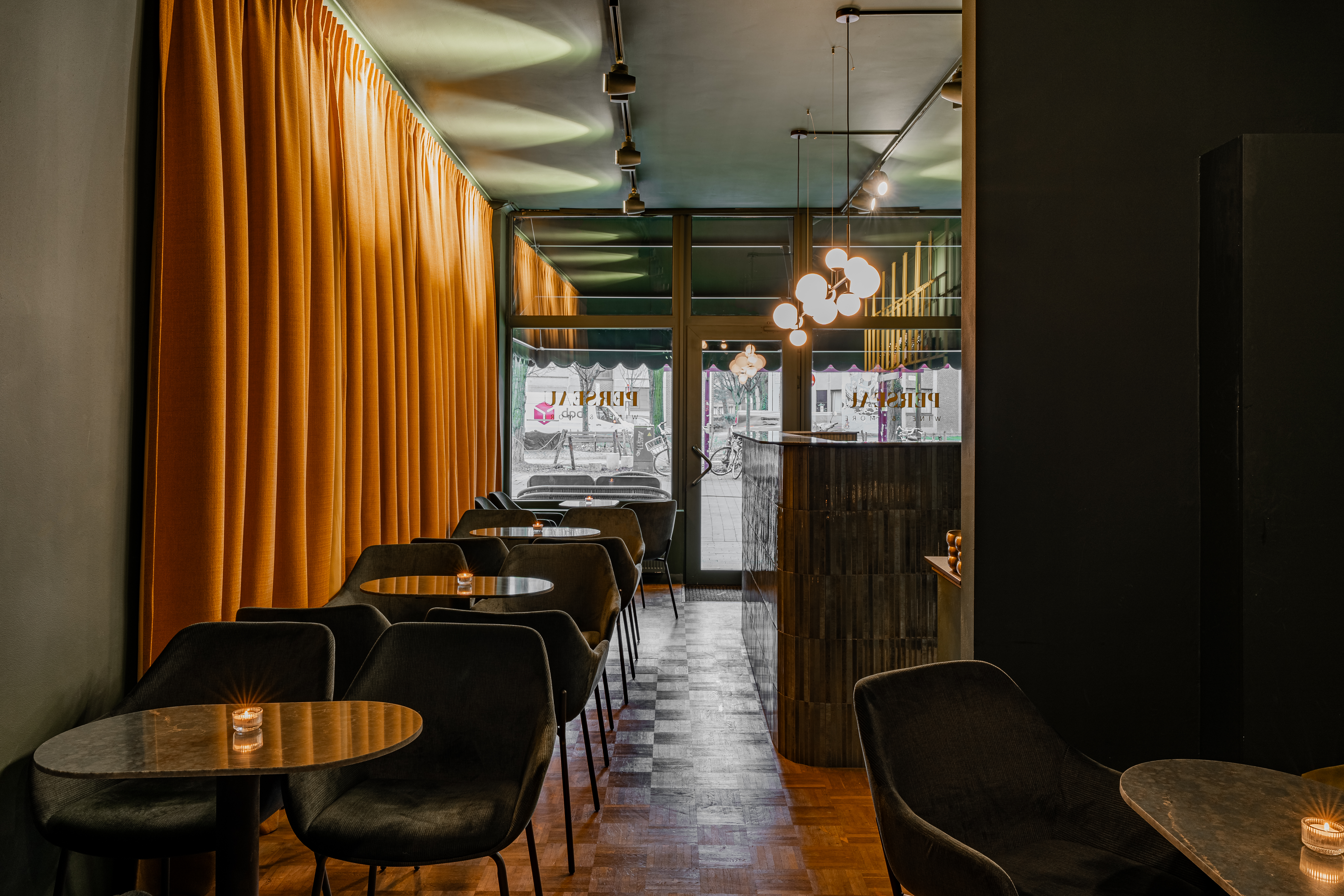 <a target='_blank' href='https://www.cosentino.com/es/inspiracion/proyectos/winebar-perseau'>Winebar Perseau</a> - Loft4C