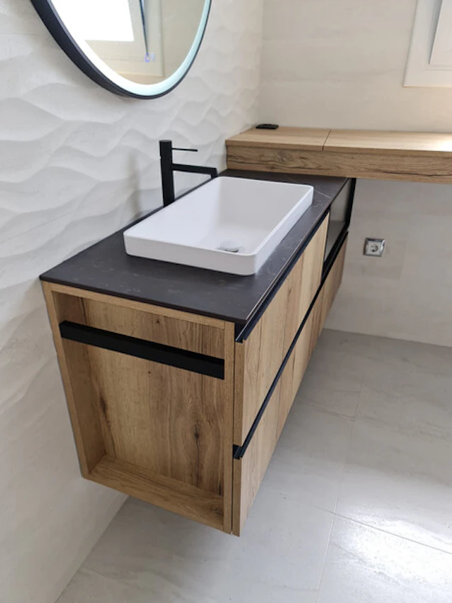 Dekton y madera en este moderno baño