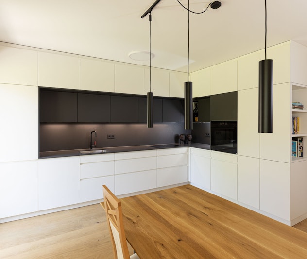 Schwarz-Weiß-Kontrast in der Küche