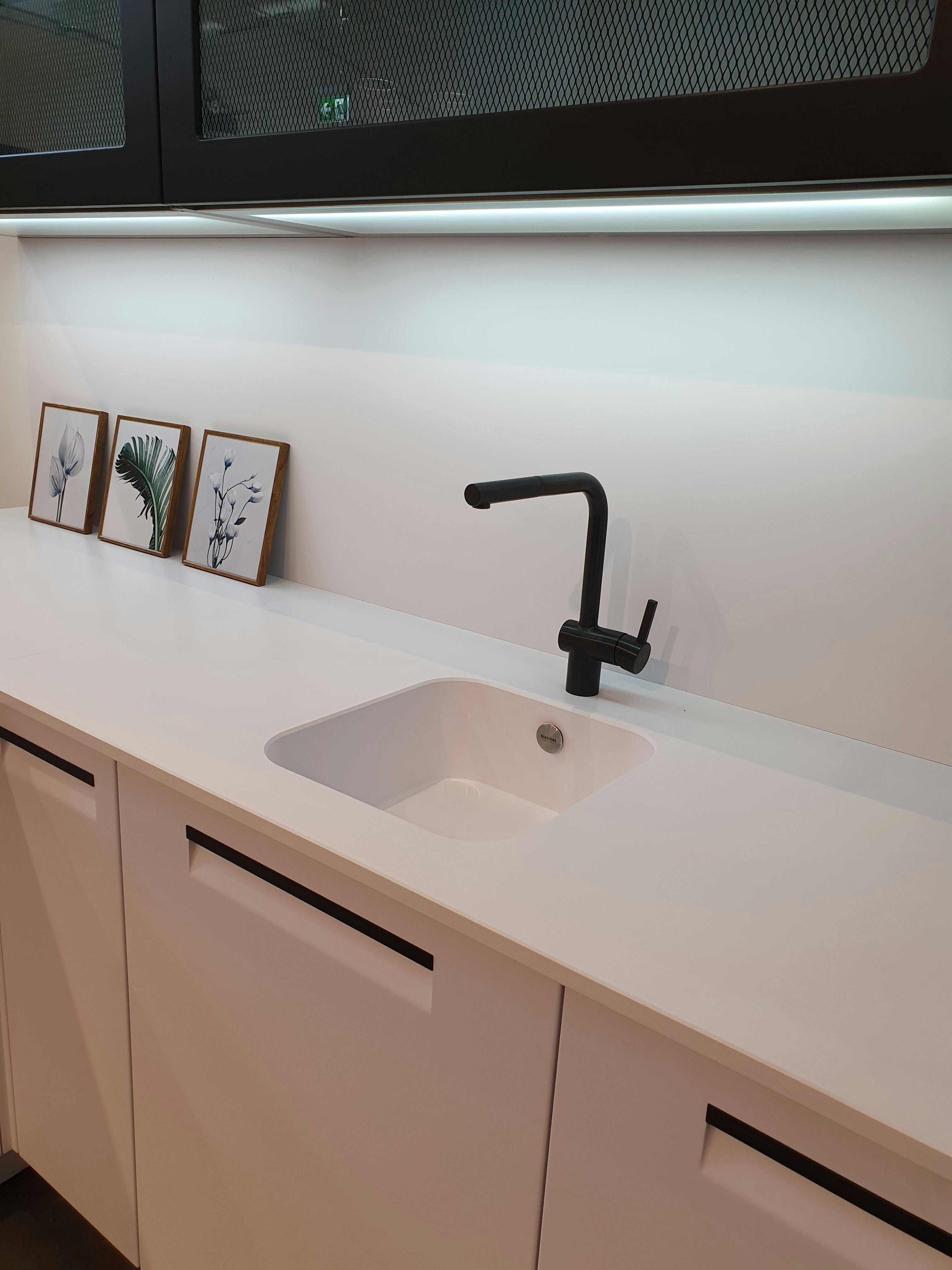 Arbeitsplatten Und Tisch Aus Silestone "iconic White" - Cosentino USA