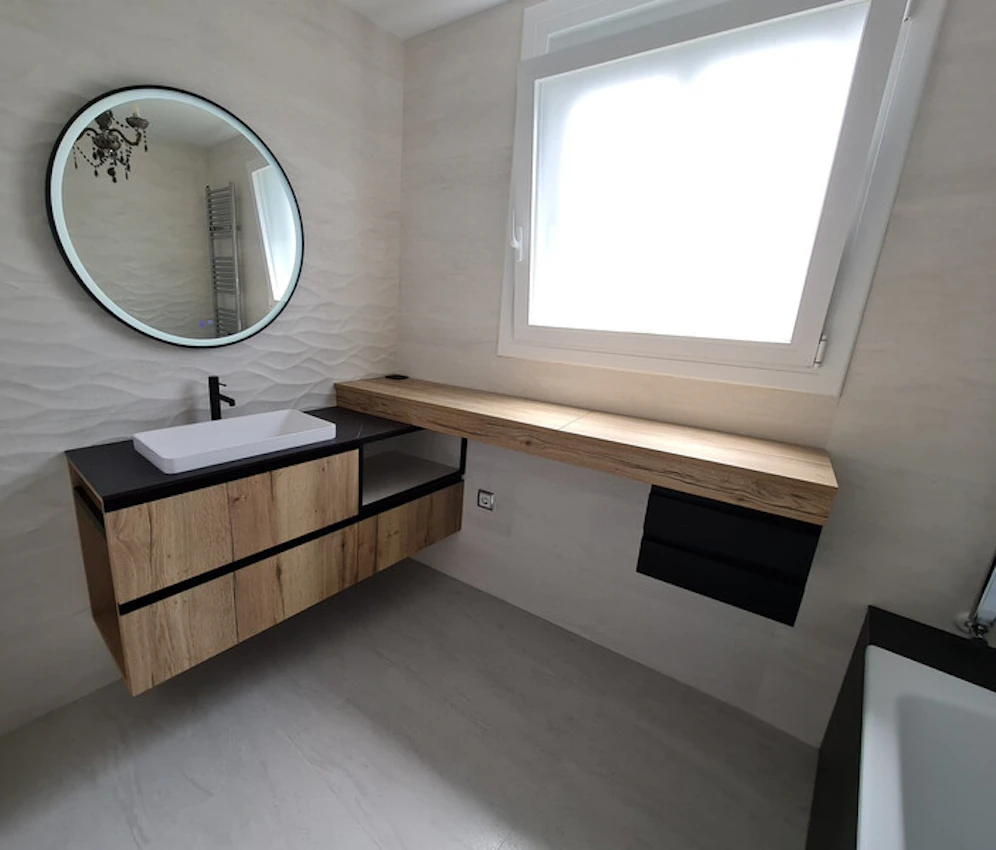 Dekton y madera en este moderno baño